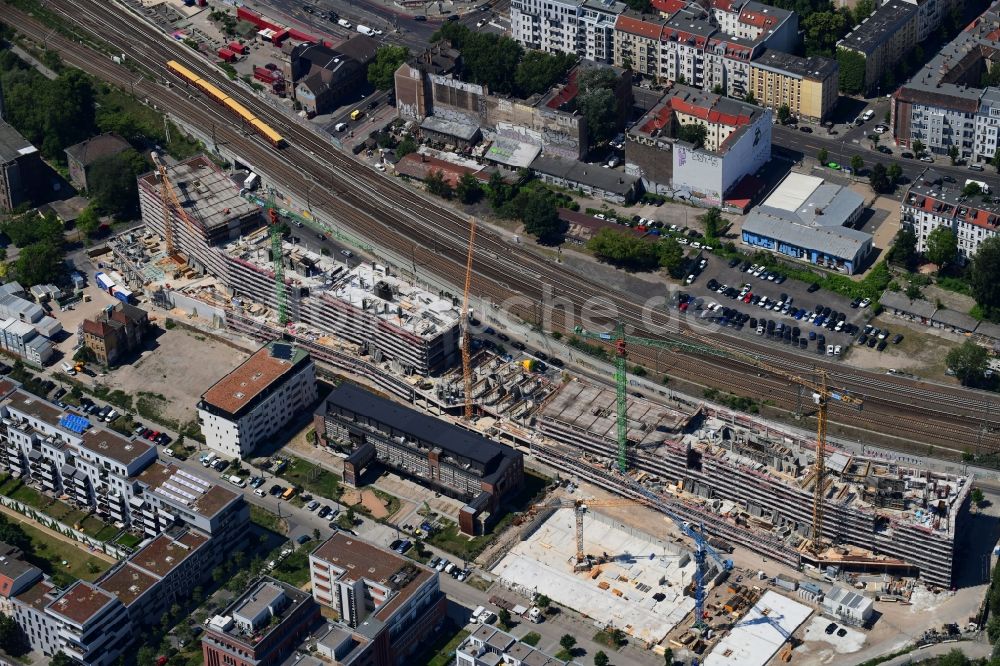 Luftaufnahme Berlin - Neubau eines Büro- und Geschäftshauses B:HUB an der Kynaststraße - Alt-Stralau in Berlin, Deutschland