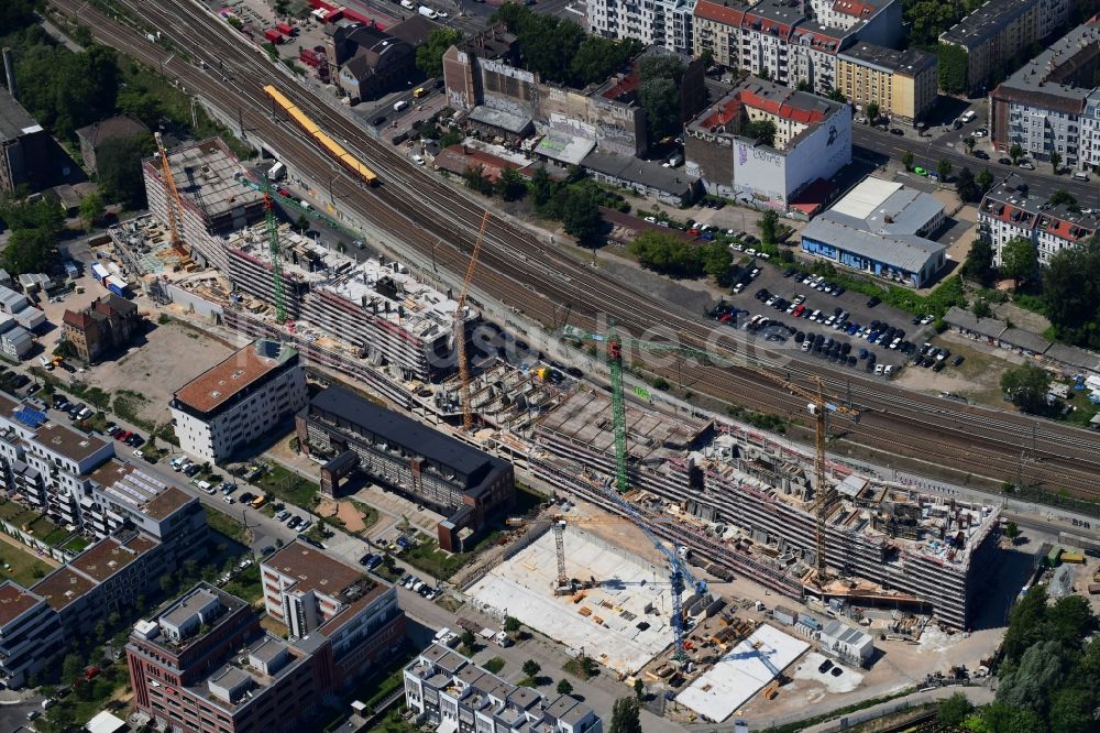 Berlin von oben - Neubau eines Büro- und Geschäftshauses B:HUB an der Kynaststraße - Alt-Stralau in Berlin, Deutschland