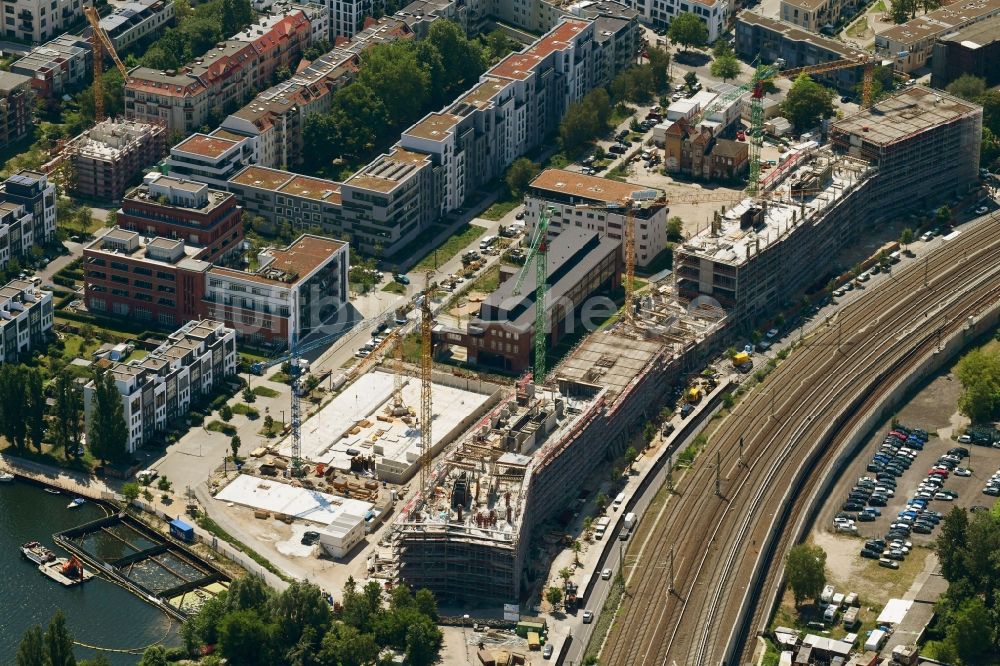 Luftbild Berlin - Neubau eines Büro- und Geschäftshauses B:HUB an der Kynaststraße - Alt-Stralau in Berlin, Deutschland