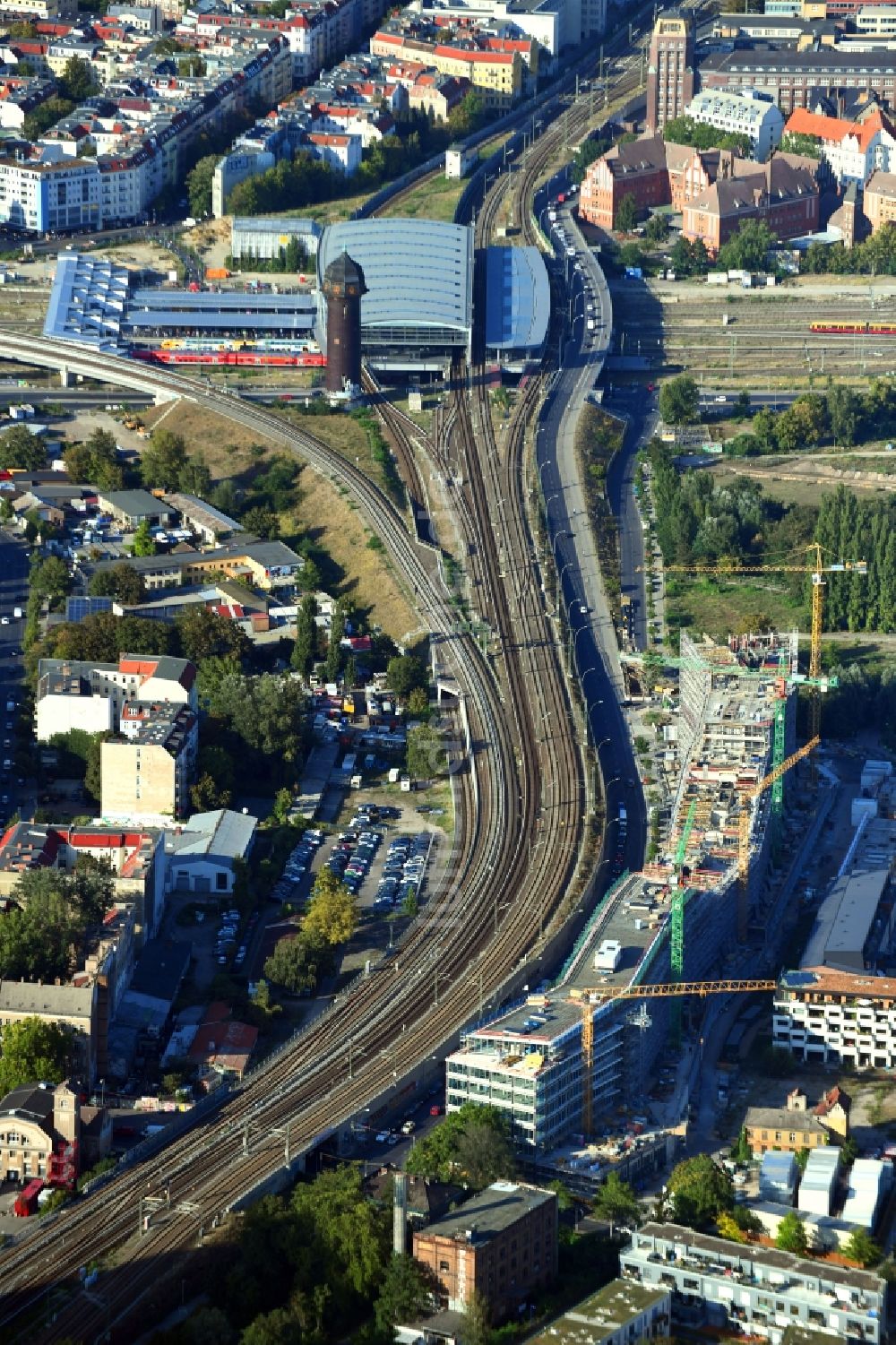 Luftbild Berlin - Neubau eines Büro- und Geschäftshauses B:HUB an der Kynaststraße - Alt-Stralau in Berlin, Deutschland