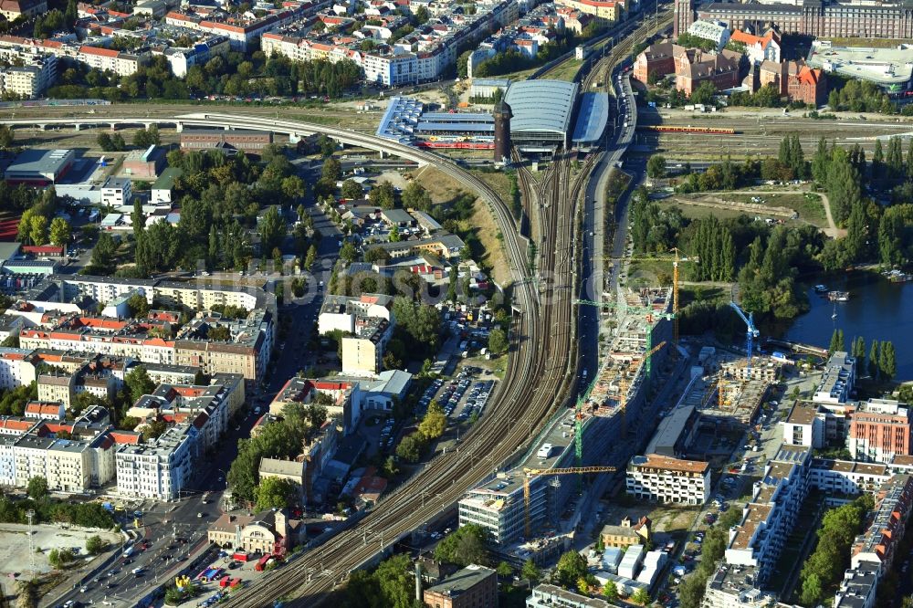 Berlin von oben - Neubau eines Büro- und Geschäftshauses B:HUB an der Kynaststraße - Alt-Stralau in Berlin, Deutschland