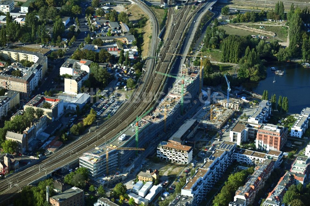 Berlin aus der Vogelperspektive: Neubau eines Büro- und Geschäftshauses B:HUB an der Kynaststraße - Alt-Stralau in Berlin, Deutschland