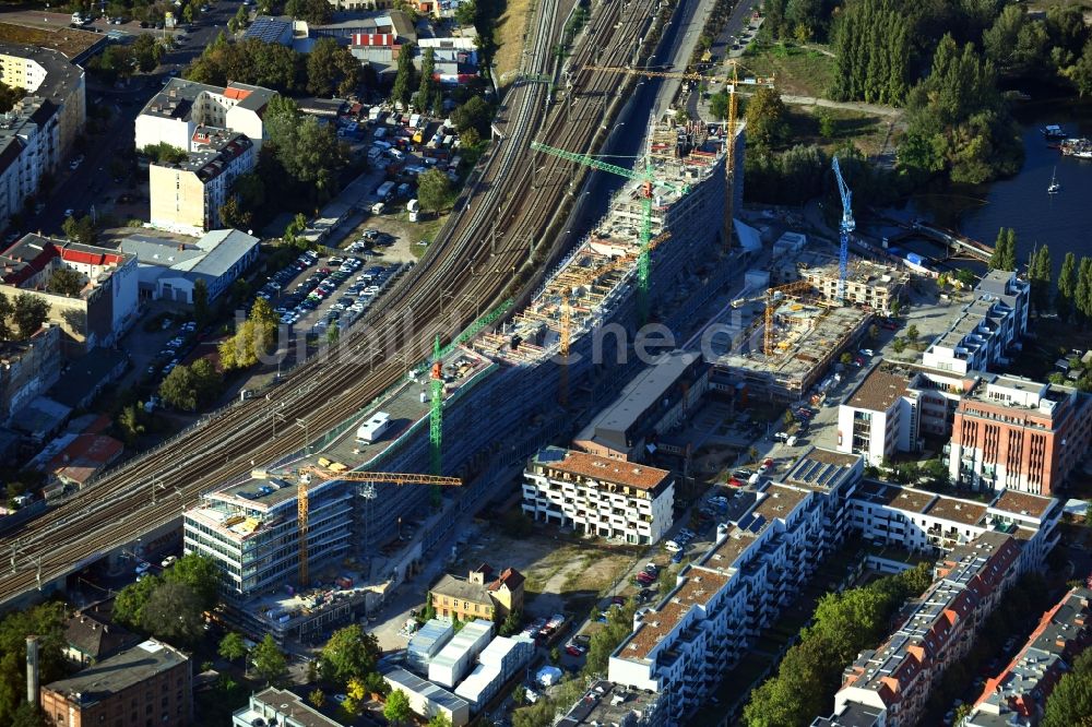 Luftbild Berlin - Neubau eines Büro- und Geschäftshauses B:HUB an der Kynaststraße - Alt-Stralau in Berlin, Deutschland