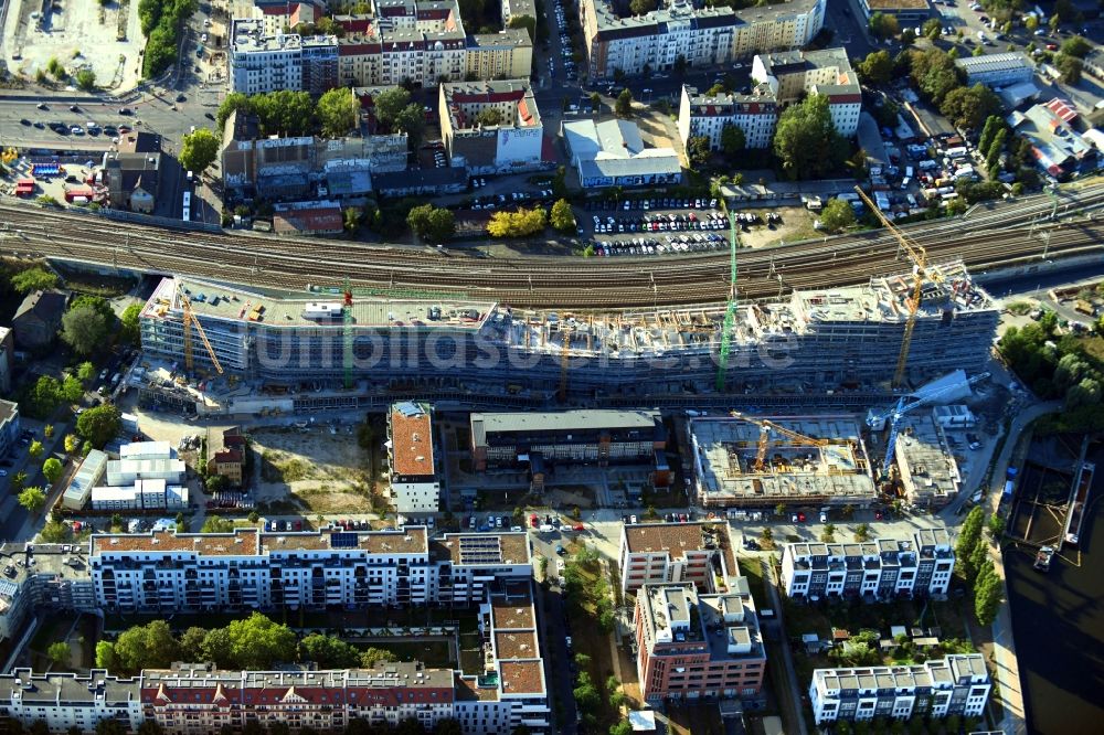 Berlin aus der Vogelperspektive: Neubau eines Büro- und Geschäftshauses B:HUB an der Kynaststraße - Alt-Stralau in Berlin, Deutschland