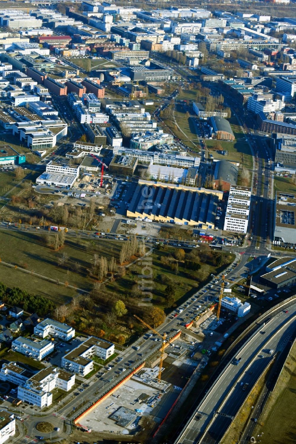 Berlin von oben - Neubau eines Büro- und Geschäftshauses Brain Box Berlin in Berlin-Adlershof, Deutschland