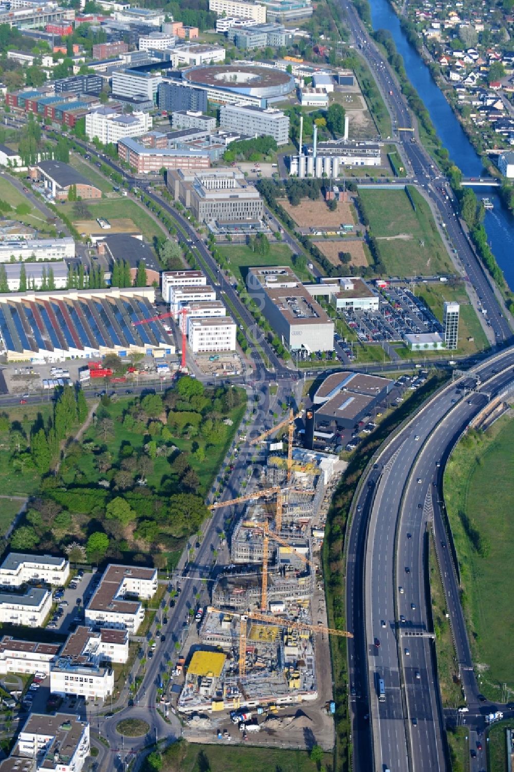 Berlin aus der Vogelperspektive: Neubau eines Büro- und Geschäftshauses Brain Box Berlin in Berlin-Adlershof, Deutschland