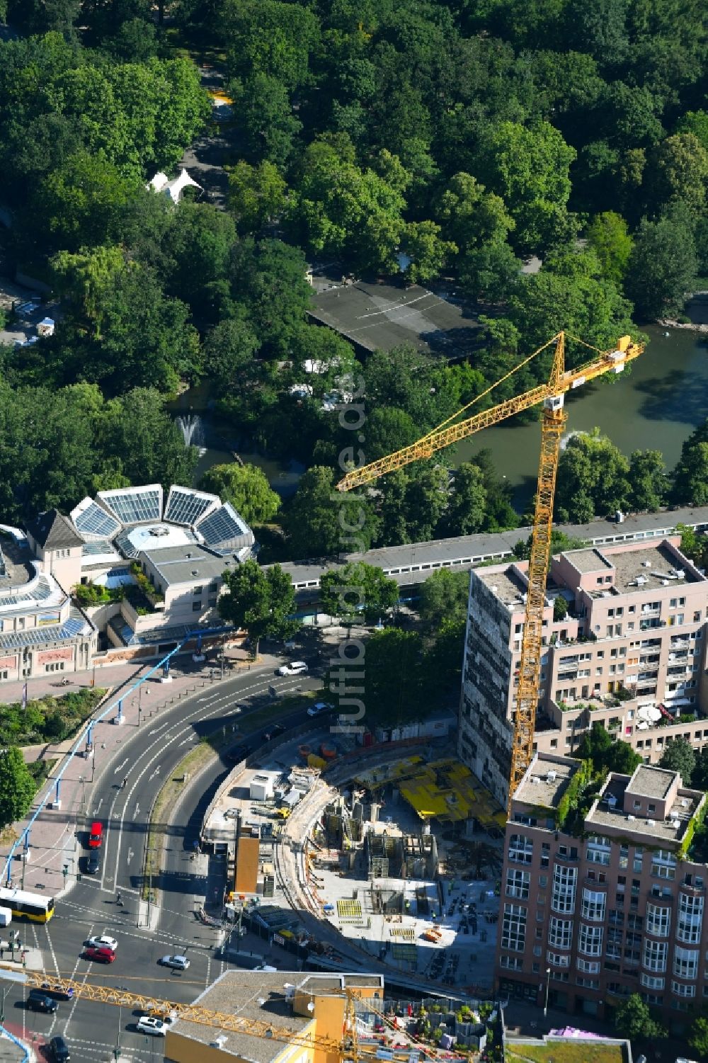 Berlin von oben - Neubau eines Büro- und Geschäftshauses an der Budapester Straße Ecke Kurfürstenstraße im Ortsteil Tiergarten in Berlin, Deutschland