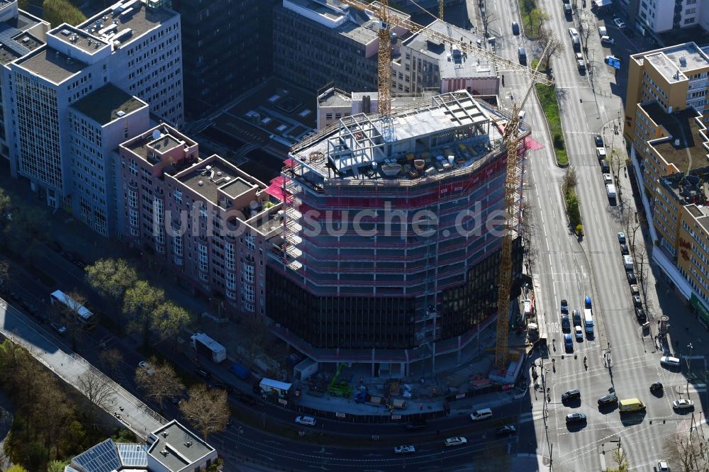 Berlin von oben - Neubau eines Büro- und Geschäftshauses an der Budapester Straße Ecke Kurfürstenstraße im Ortsteil Tiergarten in Berlin, Deutschland