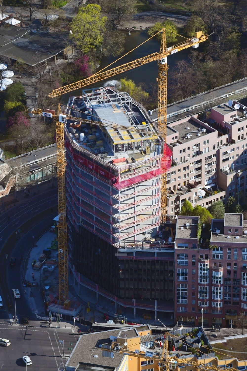 Berlin von oben - Neubau eines Büro- und Geschäftshauses an der Budapester Straße Ecke Kurfürstenstraße im Ortsteil Tiergarten in Berlin, Deutschland