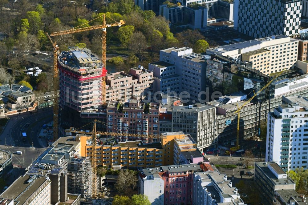 Berlin aus der Vogelperspektive: Neubau eines Büro- und Geschäftshauses an der Budapester Straße Ecke Kurfürstenstraße im Ortsteil Tiergarten in Berlin, Deutschland