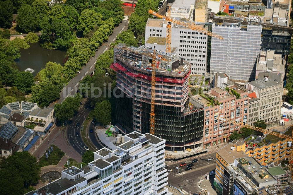 Luftaufnahme Berlin - Neubau eines Büro- und Geschäftshauses an der Budapester Straße Ecke Kurfürstenstraße im Ortsteil Tiergarten in Berlin, Deutschland