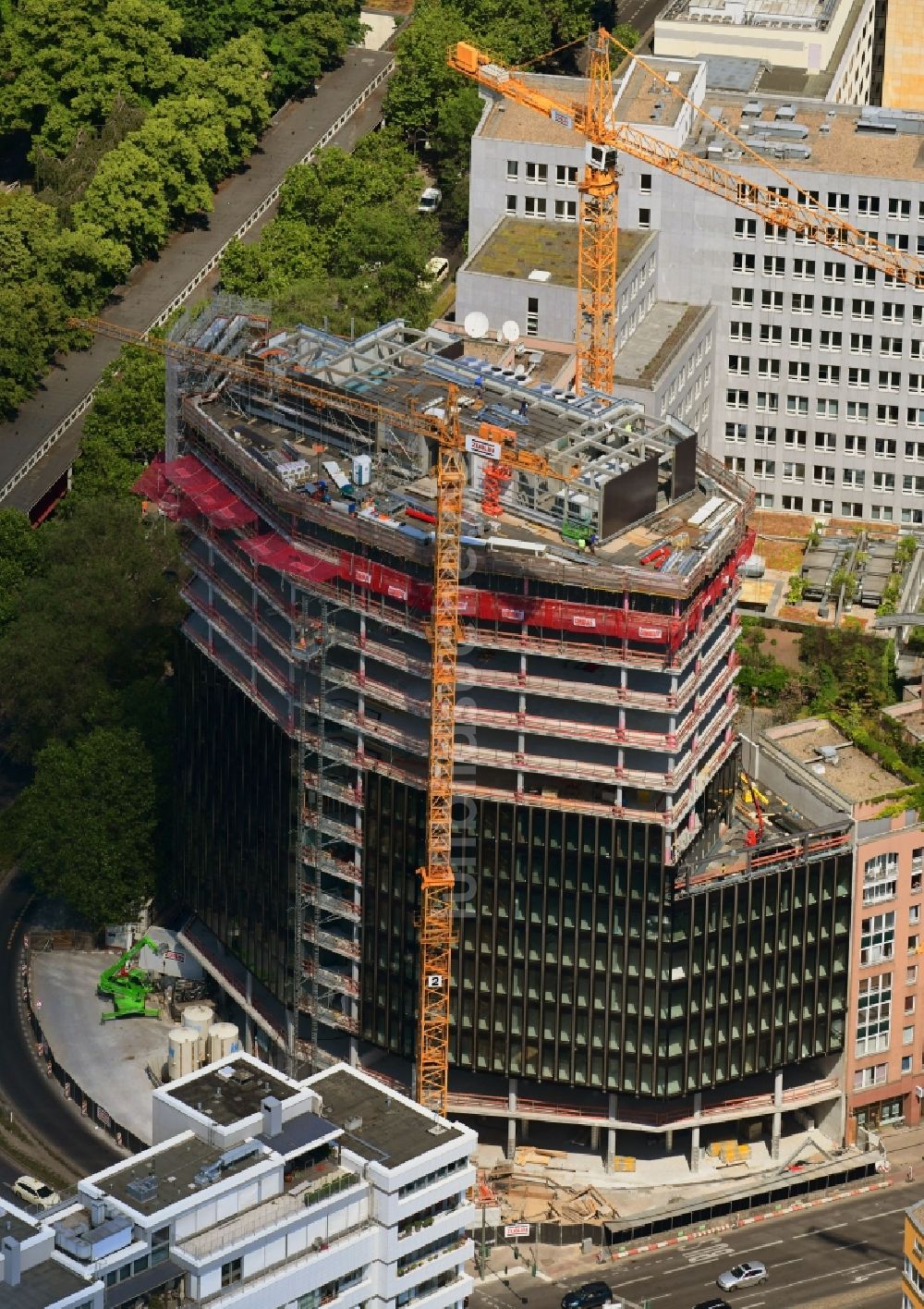 Berlin von oben - Neubau eines Büro- und Geschäftshauses an der Budapester Straße Ecke Kurfürstenstraße im Ortsteil Tiergarten in Berlin, Deutschland