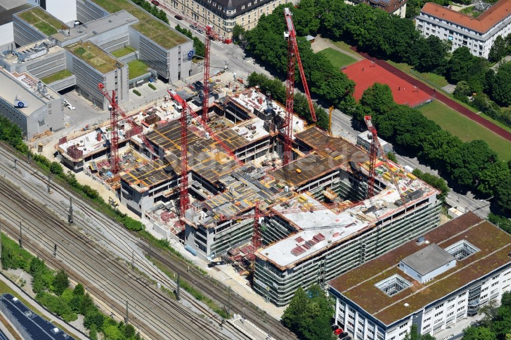 München von oben - Neubau eines Büro- und Geschäftshauses der TÜV SÜD AG an der Ridlerstraße im Ortsteil Schwanthalerhöhe in München im Bundesland Bayern, Deutschland