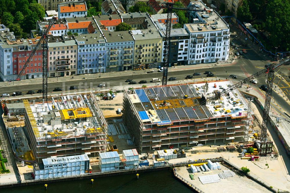 Berlin aus der Vogelperspektive: Neubau eines Büro- und Geschäftshauses Dockyard Waterfront Offices in Berlin, Deutschland