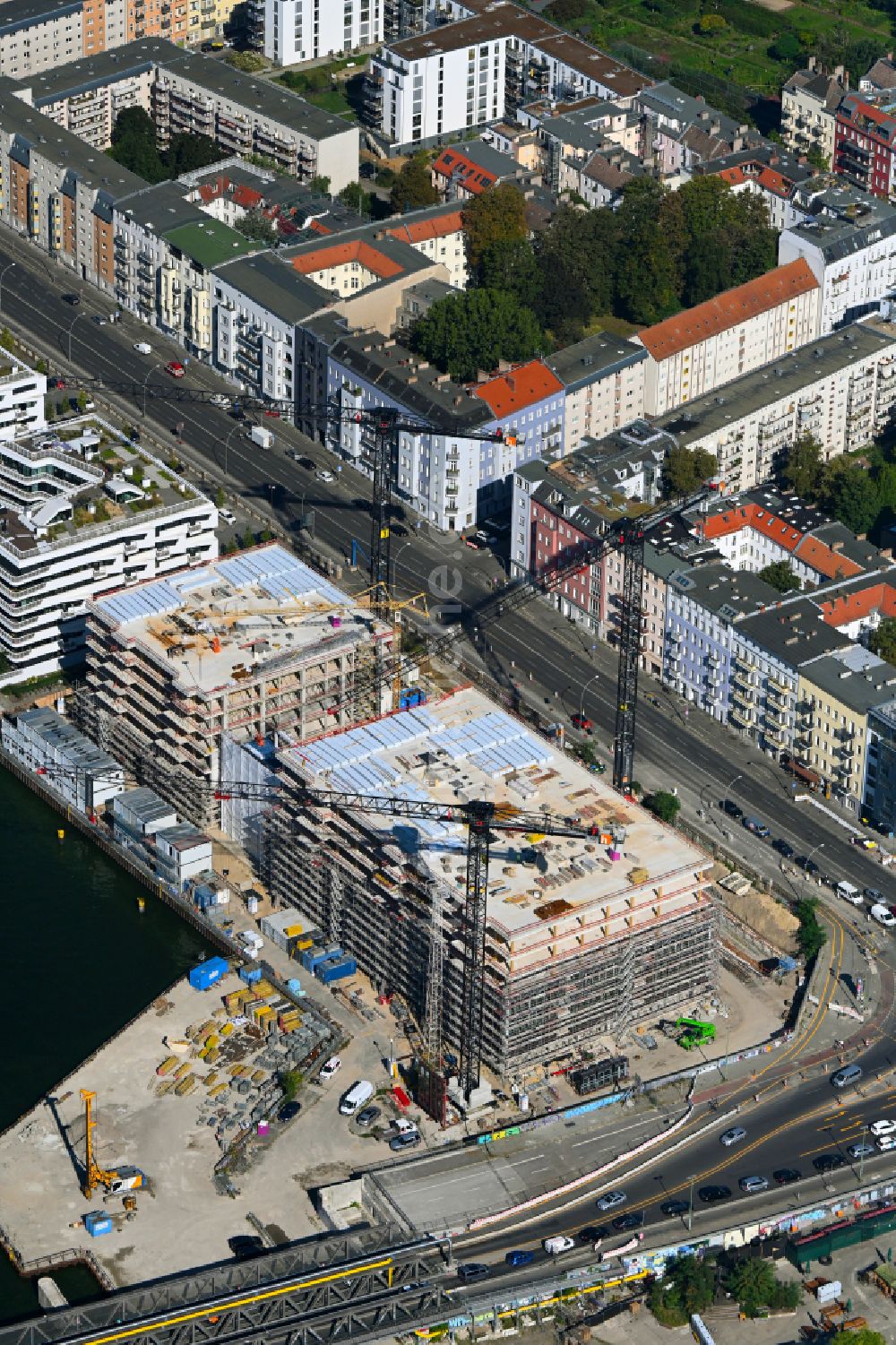 Berlin von oben - Neubau eines Büro- und Geschäftshauses Dockyard Waterfront Offices in Berlin, Deutschland