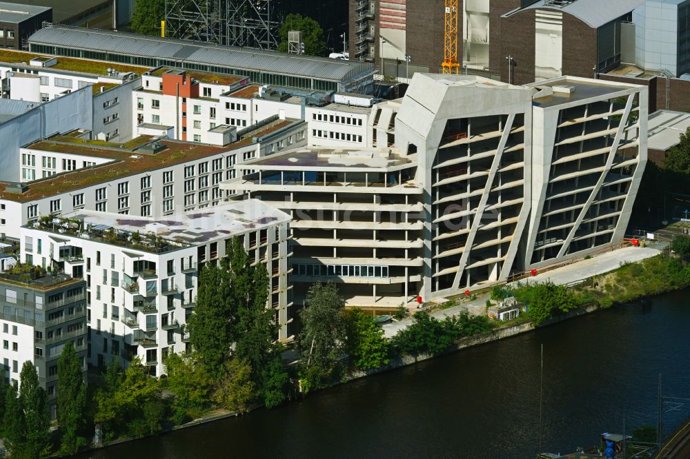 Berlin aus der Vogelperspektive: Neubau eines Büro- und Geschäftshauses Elements zwischen Spreeufer und Michaelkirchstraße in Berlin, Deutschland