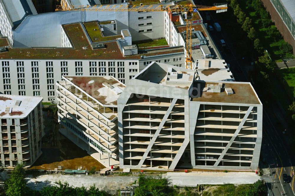 Berlin aus der Vogelperspektive: Neubau eines Büro- und Geschäftshauses Elements zwischen Spreeufer und Michaelkirchstraße in Berlin, Deutschland