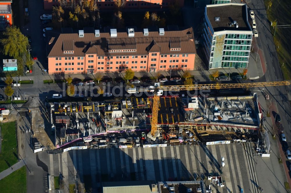 Berlin von oben - Neubau eines Büro- und Geschäftshauses Am Forum und Ecowiss an der Erich-Thilo-Straße Ecke Rudower Chaussee in Berlin, Deutschland