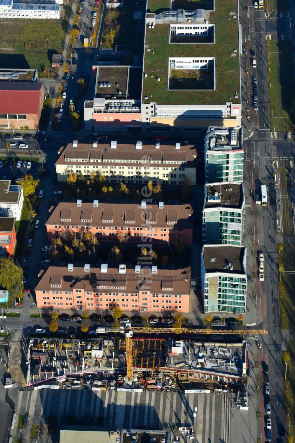 Luftbild Berlin - Neubau eines Büro- und Geschäftshauses Am Forum und Ecowiss an der Erich-Thilo-Straße Ecke Rudower Chaussee in Berlin, Deutschland