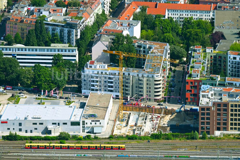 Berlin aus der Vogelperspektive: Neubau eines Büro- und Geschäftshauses The Frame im Ortsteil Friedrichshain in Berlin, Deutschland