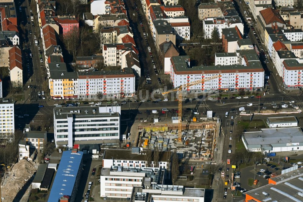 Berlin aus der Vogelperspektive: Neubau eines Büro- und Geschäftshauses an der Frankfurter Allee Ecke Buchberger Straße im Ortsteil Lichtenberg in Berlin, Deutschland