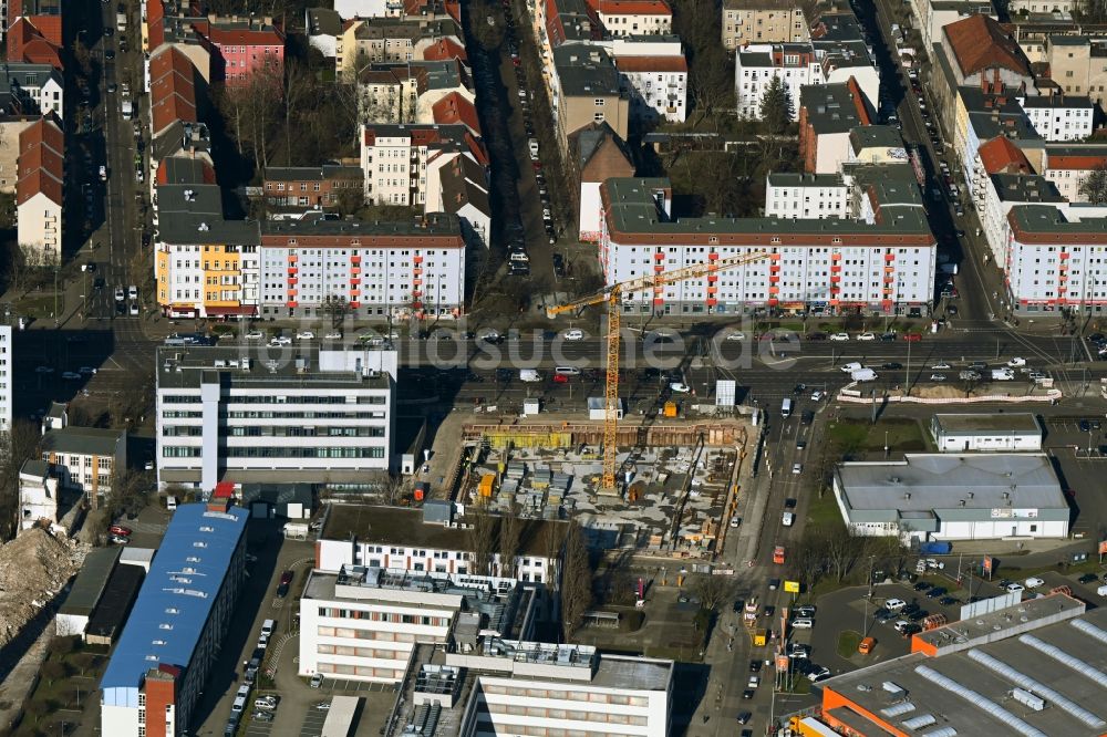 Berlin aus der Vogelperspektive: Neubau eines Büro- und Geschäftshauses an der Frankfurter Allee Ecke Buchberger Straße im Ortsteil Lichtenberg in Berlin, Deutschland