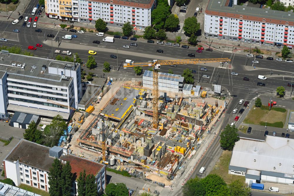 Berlin aus der Vogelperspektive: Neubau eines Büro- und Geschäftshauses an der Frankfurter Allee Ecke Buchberger Straße im Ortsteil Lichtenberg in Berlin, Deutschland