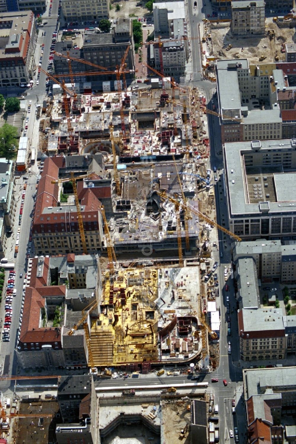 Berlin von oben - Neubau eines Büro- und Geschäftshauses Friedrichstadt- Passagen entlang der Friedrichstraße im Ortsteil Mitte in Berlin, Deutschland