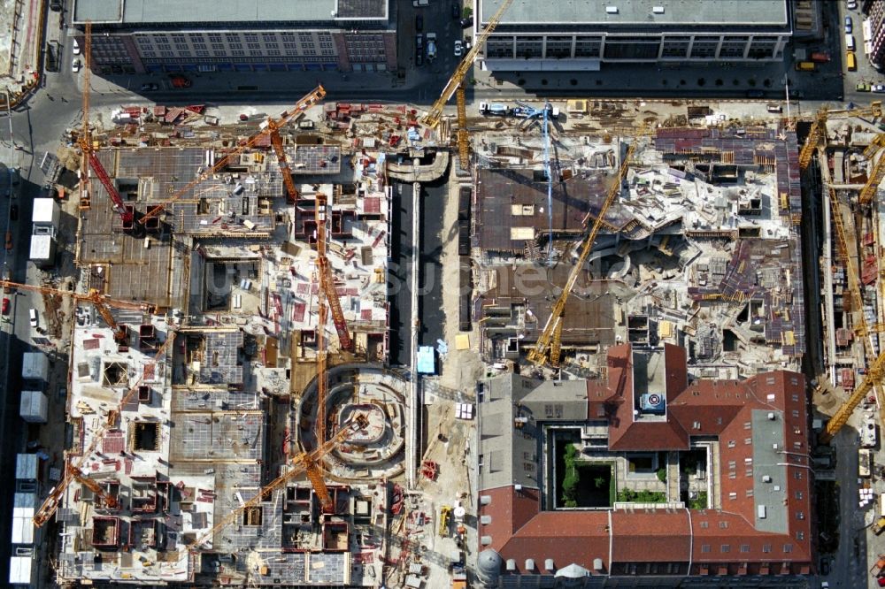 Berlin aus der Vogelperspektive: Neubau eines Büro- und Geschäftshauses Friedrichstadt- Passagen entlang der Friedrichstraße im Ortsteil Mitte in Berlin, Deutschland