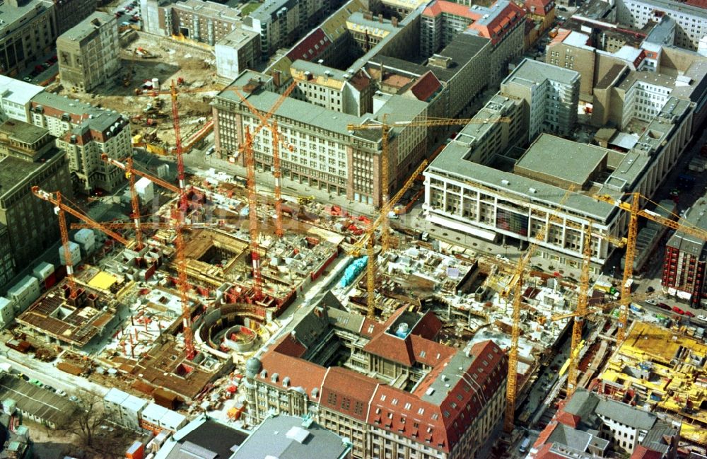 Luftaufnahme Berlin - Neubau eines Büro- und Geschäftshauses Friedrichstadt- Passagen entlang der Friedrichstraße im Ortsteil Mitte in Berlin, Deutschland