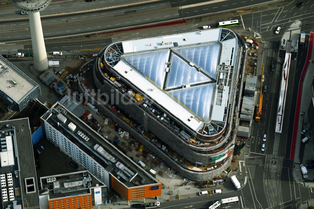 Hannover von oben - Neubau eines Büro- und Geschäftshauses Hauptsitz der Deutschen Bahn in Hannover im Bundesland Niedersachsen, Deutschland