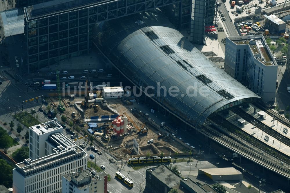 Berlin von oben - Neubau eines Büro- und Geschäftshauses und Hotel der OVG Real Estate GmbH an der Clara-Jaschke-Straße Ecke Invalidenstraße im Ortsteil Mitte in Berlin, Deutschland