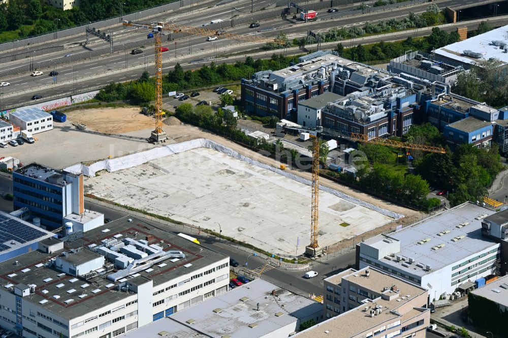 Berlin aus der Vogelperspektive: Neubau eines Büro- und Geschäftshauses INK Berlin - Inspire Neukölln an der Ballinstraße - Woermannkehre in Berlin, Deutschland