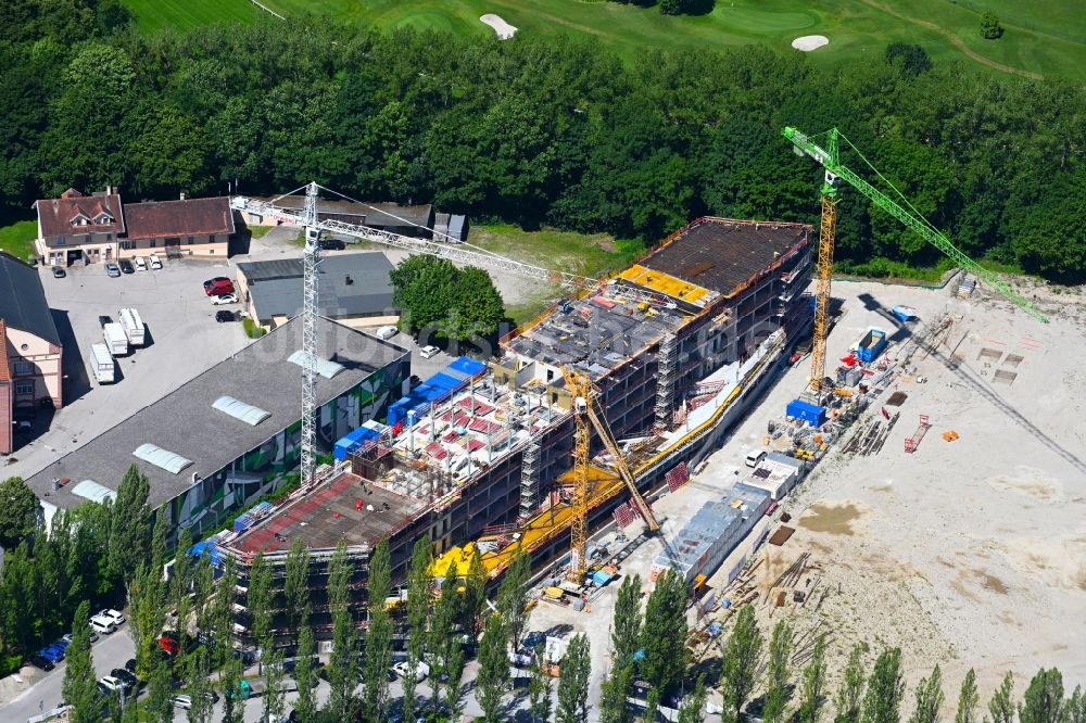 Aschheim aus der Vogelperspektive: Neubau eines Büro- und Geschäftshauses an der Karl-Hammerschmidt-Straße in Aschheim im Bundesland Bayern, Deutschland