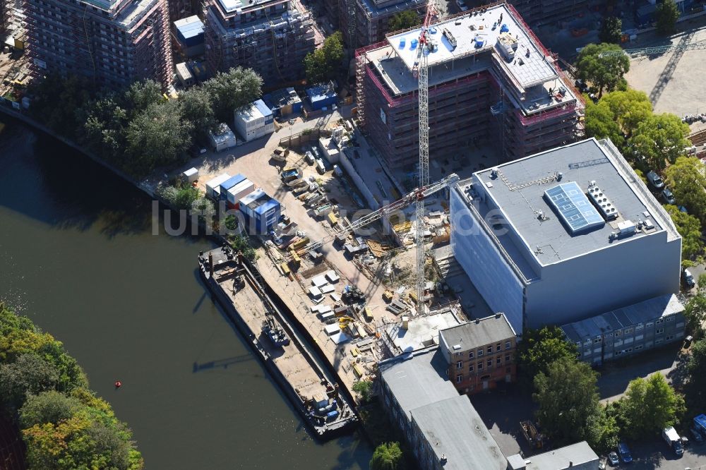 Berlin von oben - Neubau eines Büro- und Geschäftshauses THE KNEE an der Gutenbergstraße - Englische Straße in Berlin, Deutschland