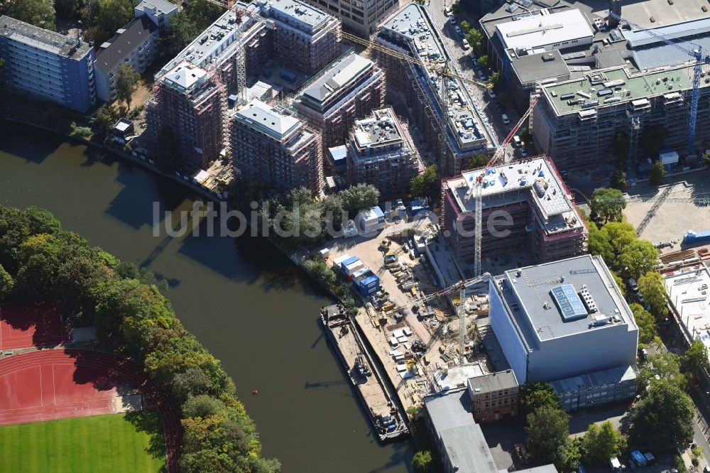 Berlin aus der Vogelperspektive: Neubau eines Büro- und Geschäftshauses THE KNEE an der Gutenbergstraße - Englische Straße in Berlin, Deutschland