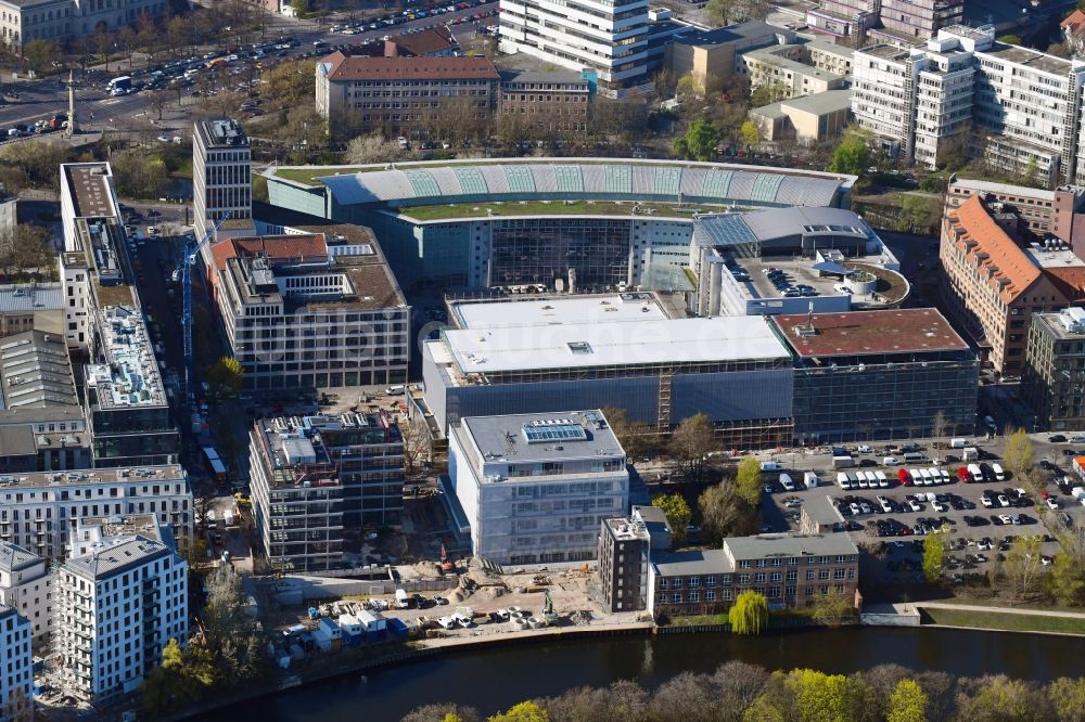 Luftaufnahme Berlin - Neubau eines Büro- und Geschäftshauses THE KNEE an der Gutenbergstraße - Englische Straße in Berlin, Deutschland