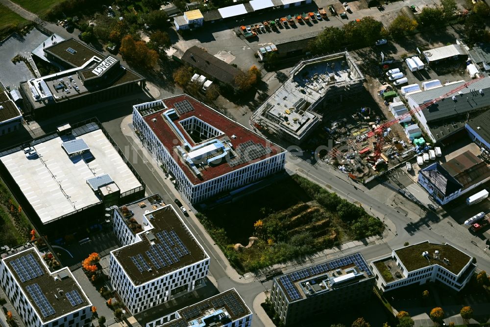 Luftaufnahme Mannheim - Neubau eines Büro- und Geschäftshauses am Konrad-Zuse-Ring Ecke Harrlachweg in Mannheim im Bundesland Baden-Württemberg, Deutschland