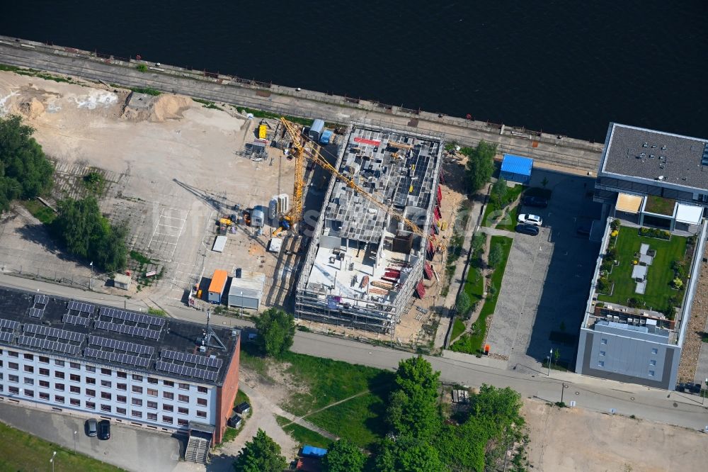 Rostock aus der Vogelperspektive: Neubau eines Büro- und Geschäftshauses am Neptun Kai an der Kurt-Dunkelmann-Straße in Rostock im Bundesland Mecklenburg-Vorpommern, Deutschland