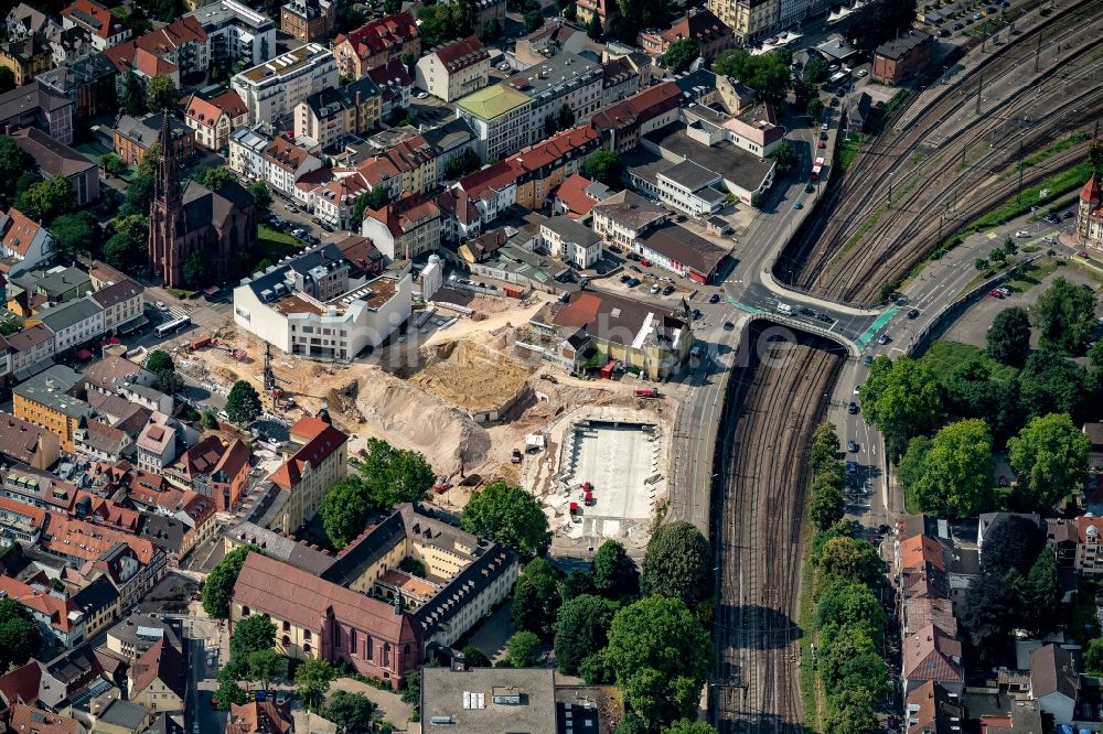 Offenburg aus der Vogelperspektive: Neubau eines Büro- und Geschäftshauses Offenburg in Offenburg im Bundesland Baden-Württemberg, Deutschland