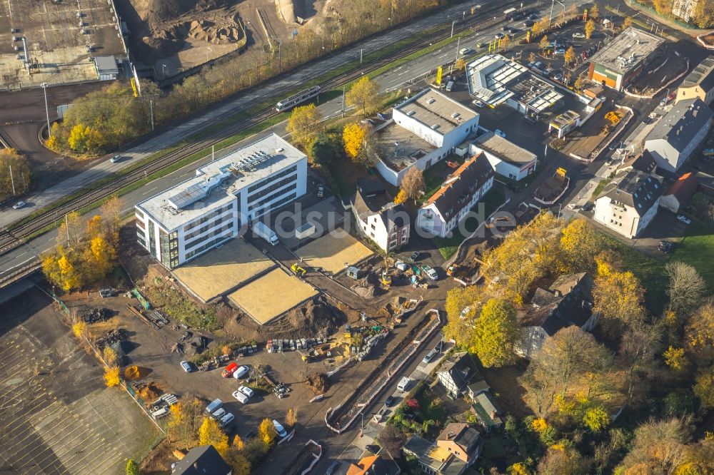 Bochum von oben - Neubau eines Büro- und Geschäftshauses office 51°7 der Goldbeck West GmbH im Ortsteil Laer in Bochum im Bundesland Nordrhein-Westfalen, Deutschland