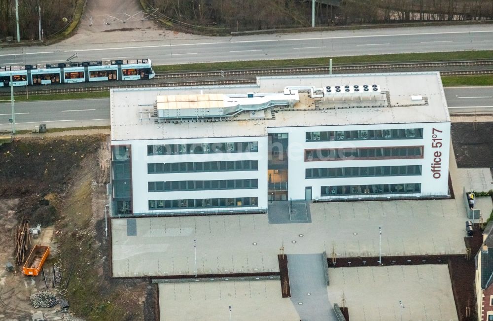 Bochum von oben - Neubau eines Büro- und Geschäftshauses office 51°7 der Goldbeck West GmbH im Ortsteil Laer in Bochum im Bundesland Nordrhein-Westfalen, Deutschland