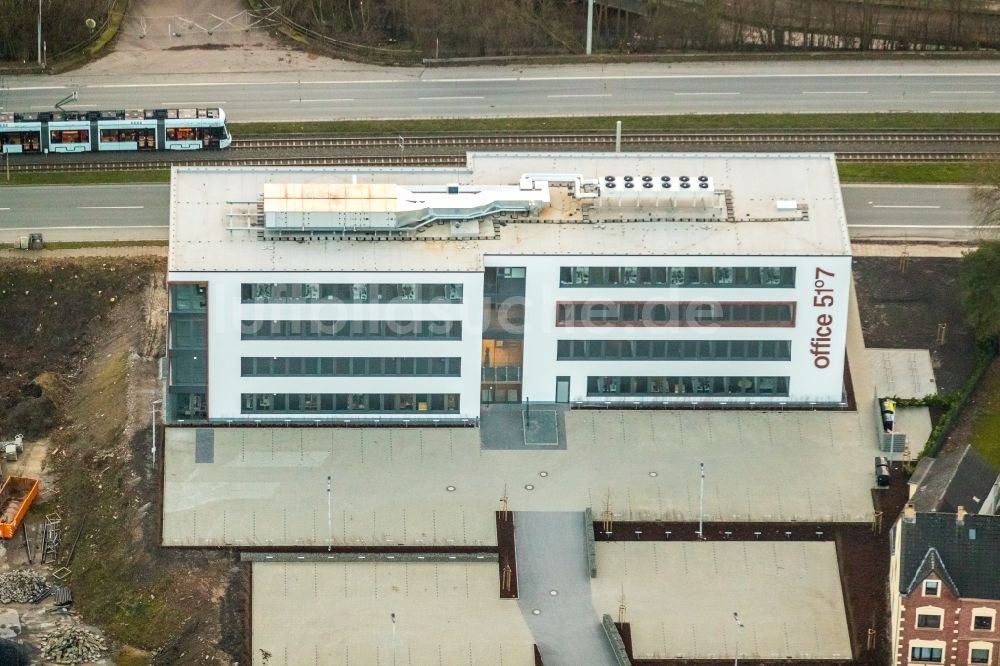 Bochum aus der Vogelperspektive: Neubau eines Büro- und Geschäftshauses office 51°7 der Goldbeck West GmbH im Ortsteil Laer in Bochum im Bundesland Nordrhein-Westfalen, Deutschland