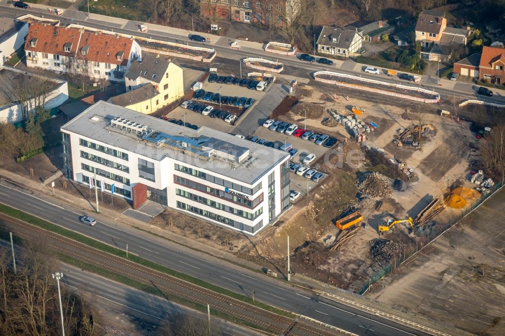 Bochum von oben - Neubau eines Büro- und Geschäftshauses office 51°7 der Goldbeck West GmbH im Ortsteil Laer in Bochum im Bundesland Nordrhein-Westfalen, Deutschland