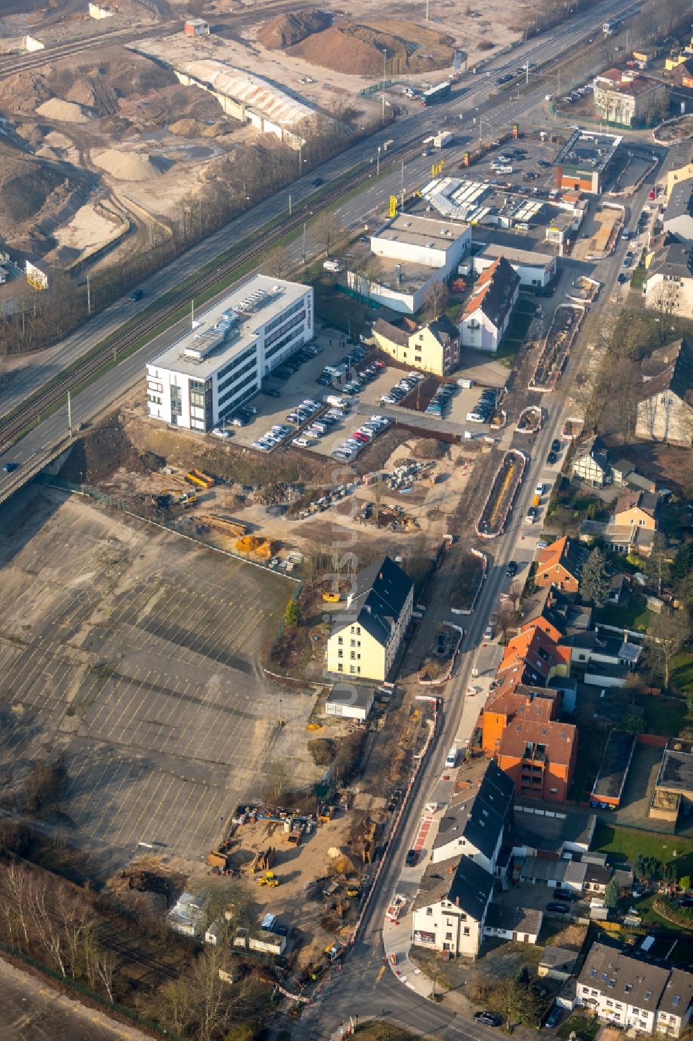 Bochum aus der Vogelperspektive: Neubau eines Büro- und Geschäftshauses office 51°7 der Goldbeck West GmbH im Ortsteil Laer in Bochum im Bundesland Nordrhein-Westfalen, Deutschland