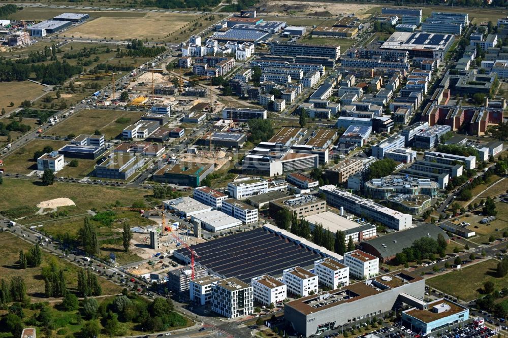 Luftbild Berlin - Neubau eines Büro- und Geschäftshauses Am Oktogon im Ortsteil Adlershof in Berlin, Deutschland