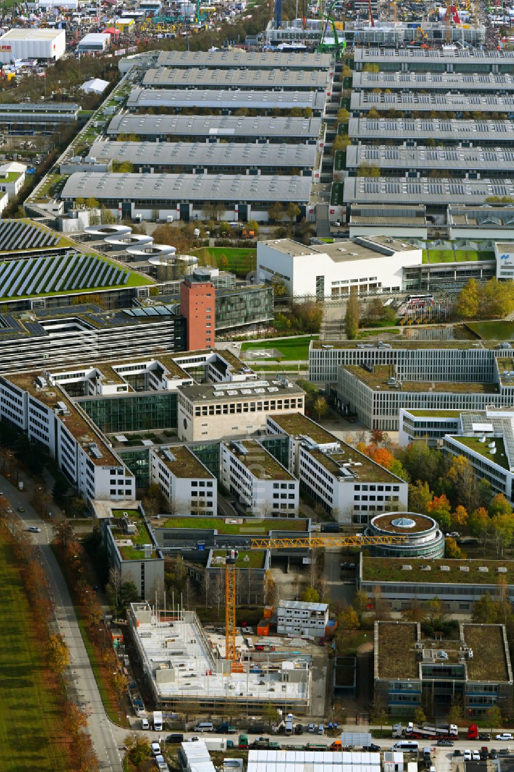 Luftaufnahme München - Neubau eines Büro- und Geschäftshauses im Ortsteil Trudering-Riem in München im Bundesland Bayern, Deutschland