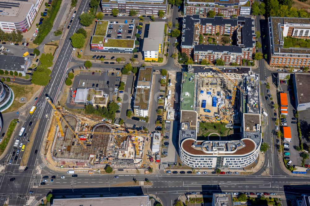 Essen aus der Vogelperspektive: Neubau eines Büro- und Geschäftshauses des Prokektes Max & Moritz in Essen im Bundesland Nordrhein-Westfalen, Deutschland