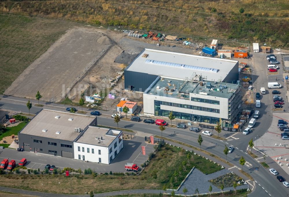 Gelsenkirchen aus der Vogelperspektive: Neubau eines Büro- und Geschäftshauses der Purax GmbH an der Johannes-Rau-Allee in Gelsenkirchen im Bundesland Nordrhein-Westfalen, Deutschland