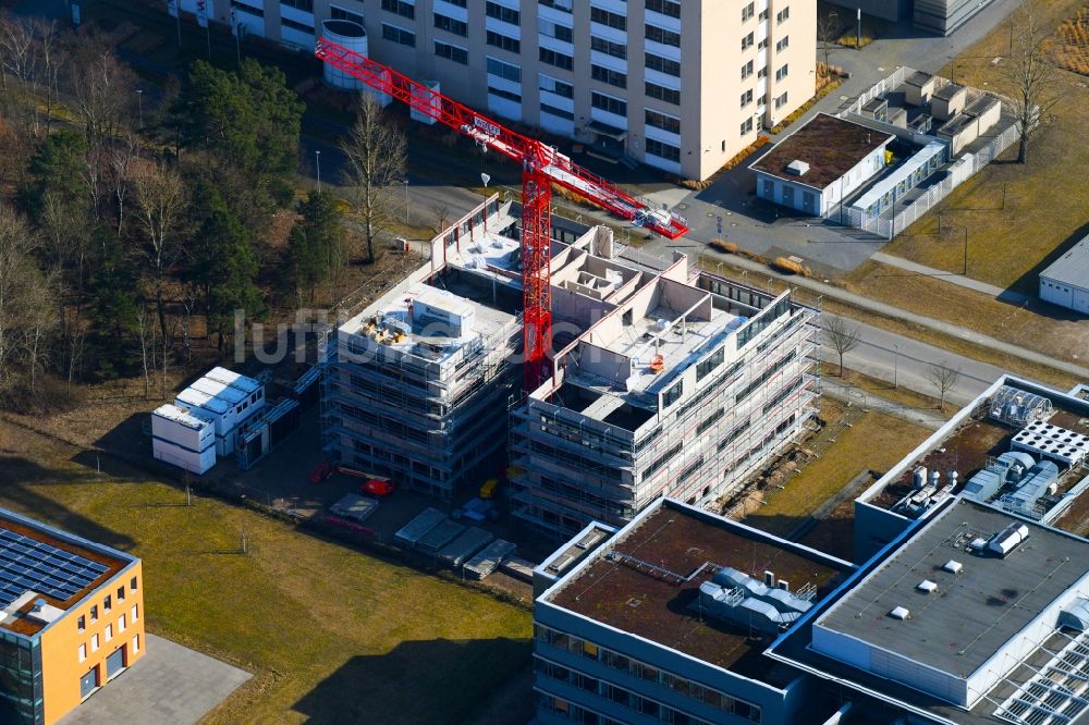 Luftbild Berlin - Neubau eines Büro- und Geschäftshauses an der Richard-Willstätter-Straße im Ortsteil Adlershof in Berlin, Deutschland